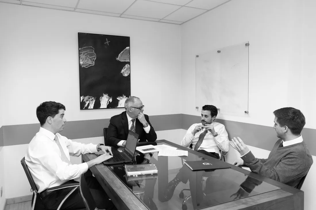 Reunión de trabajo en la oficina de Izquierdo Deramond Consultores
