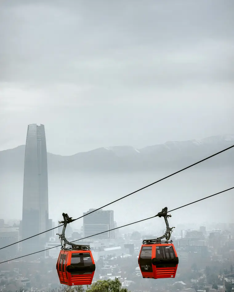 Vista aérea de teleférico y torres de Santiago, control y orden urbano